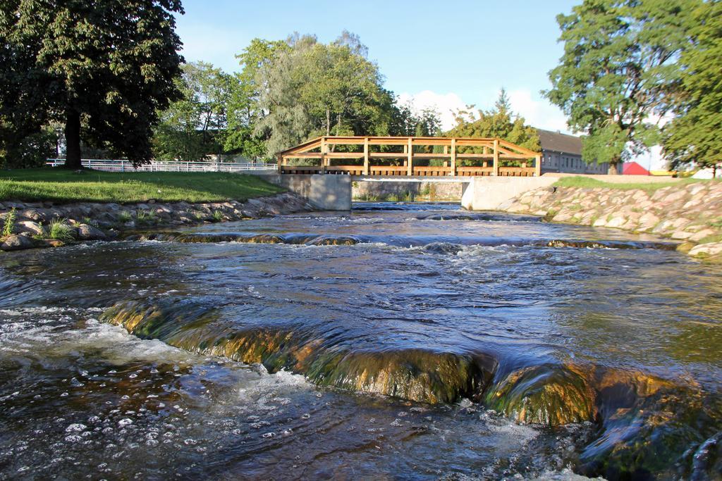 Rivaal Guesthouse-Cafe Poltsamaa Exteriör bild
