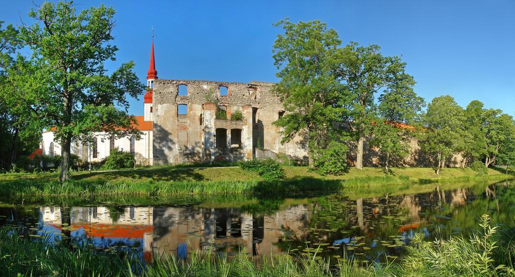 Rivaal Guesthouse-Cafe Poltsamaa Exteriör bild