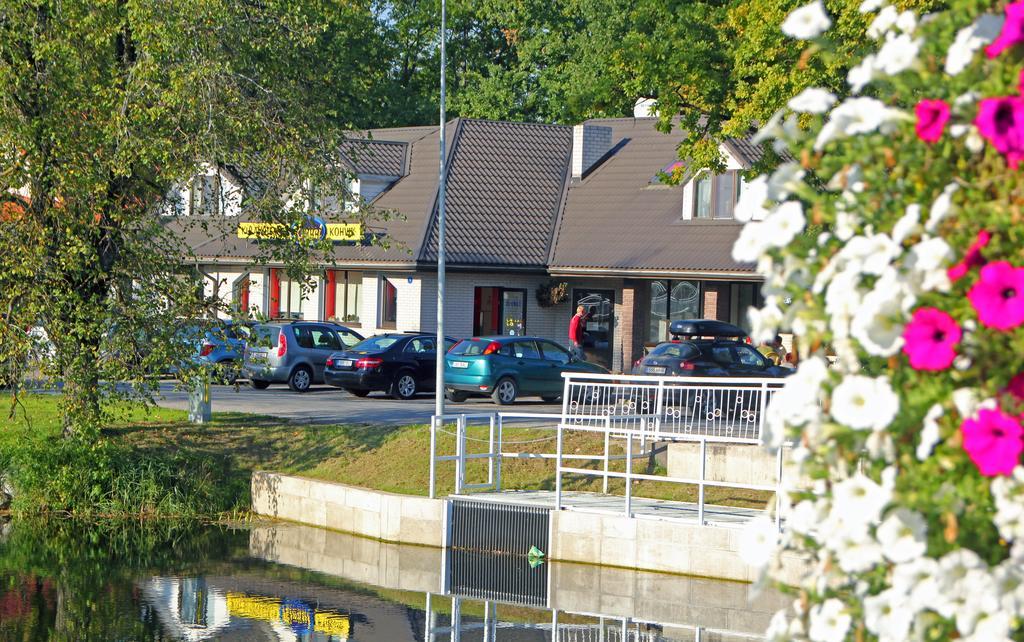 Rivaal Guesthouse-Cafe Poltsamaa Exteriör bild